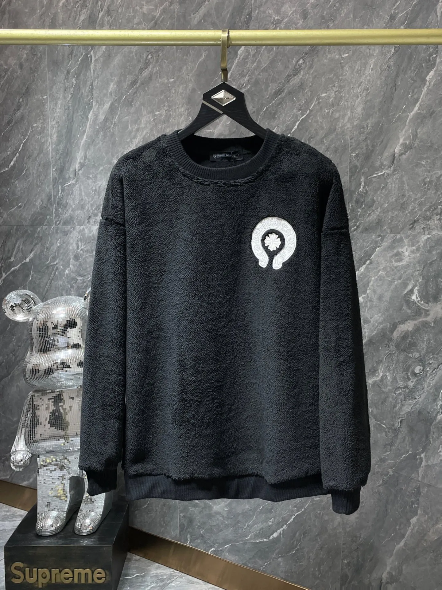 P276 Chrome Hearts 🌨️Winter lamb wool series🌨️ Patchwork embroidered horseshoe cross lamb wool jacket (thick custom alpaca wool material) Heavy craftsmanship, high-end quality Tajima machine embroidery, perfect craftsmanship details! Warm and casual ✨✨The fit is slim and not bulky 🌈Recommended color: black🌈Code numbers: S, M, L, XL.